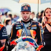 Der südafrikanische Rennfahrer Brad Binder, der für seine außergewöhnlichen Fähigkeiten auf der Rennstrecke bekannt ist, stellt sich einer neuen und gewaltigen Herausforderung.